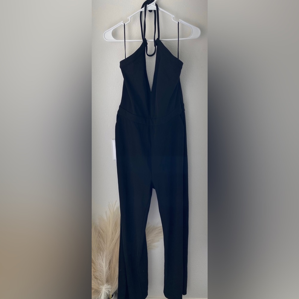 🖤fashion nova halter jumpsuit🖤